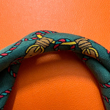 Carica l'immagine nel visualizzatore di Gallery, H- VERT Bracelet - Hermes® Silk &amp; 18K plated donut
